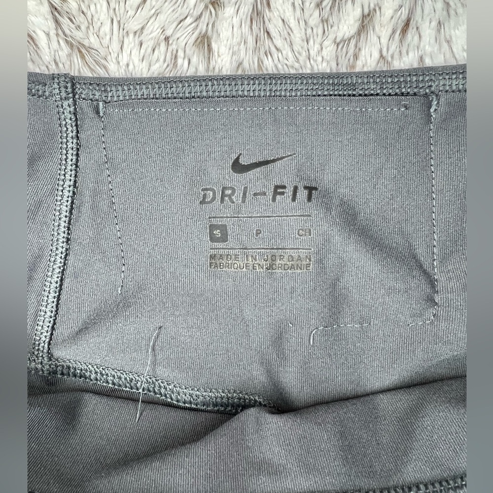 Nike dry-Fit Capris - Picture 3 of 4